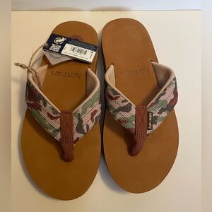 NWT Hari Mari Men Size 8 Scout Woodland Camo Flip Flop Sandals